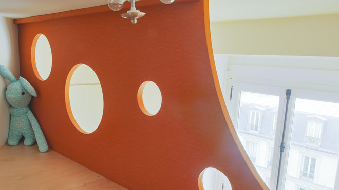 Autour du lit, de l’espace pour jouer comme dans une cabane. Les perforations permettent aussi à la lumière naturelle de pénétrer dans l’espace de la mezzanine. Autour du lit, de l’espace pour jouer comme dans une cabane. Les perforations permettent aussi à la lumière naturelle de pénétrer dans l’espace de la mezzanine.