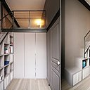 Les garde-corps ont donc été réalisés en serrurerie traditionnelle. Le revêtement de sol a été choisi très mince pour éviter de perdre de la hauteur. Il s’agit de revêtement vinylique en lames Simplay Acoustic Clic Paneel de chez Objetflor.