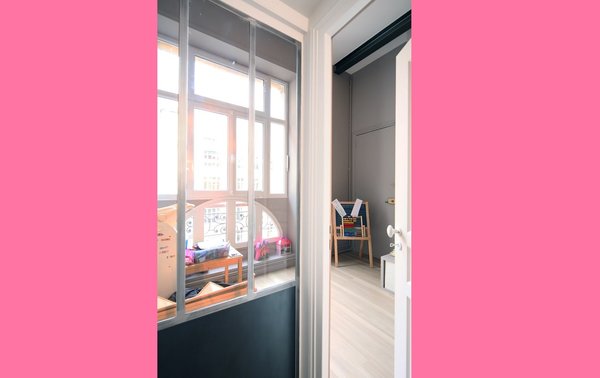 Pour donner de la lumière dans le couloir, une petite verrière d'atelier a été installée en fond de couloir.