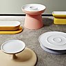 A gauche, plats de service en céramique pouvant être utilisés des deux côtés pour économiser de l’espace dans les placards tout en offrant une fonctionnalité accrue de l’objet. Projet Double face, création Anna Ballmann, Graduation 2018 (Homme et activité). A droite, projet communautaire qui transforme l’exploitation minière de l’or en Colombie en objets en verre pour le bénéfice social et l’économie locale. Département Homme et bien-être, création Simon Ballen Botero, Graduation 2018.
