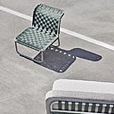 A gauche, regard et questionnement sur la propriété intellectuelle des concepts démocratiques, ici, la chaise en plastique. Département Homme et loisirs, projet de fin d’études de Pierre Castignola, Graduation 2018. A droite, projet de canapé confortable et gain de place qui se transforme en chaises d’extérieur par simple glissement des accoudoirs. Département Homme et activité, projet de fin d’études Frea Zwaag, Graduation 2018.