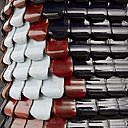 A gauche, projet Illusions sous-marines, panneaux de verre grossissant et déformés qui créent l’illusion optique d’un monde sous-marin. Département Homme et identité, projet de fin d’études de Kim Zoutewelle, Graduation 2018. A droite, projet de tuiles dont la forme incurvée permet un écoulement naturel de l’air au-dessous avec une surface vitrée qui dirige efficacement la pluie. L’effet général évoque le plumage d’un oiseau. Département Public privé, projet de fin d’études de Freek Peters, Graduation 2018.