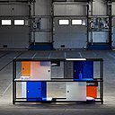 A gauche, Esprit d’aventure, une armoire polyvalente et personnalisable avec couleurs inspirées par le voyage: bleu nuit de Chine, tons hivernaux de la forêt finlandaise ou sable ocre de Sardaigne. Département Homme et Activité, projet de fin d’études de Leandra Eib. A droite, Optinum local, chaises formées à partir de textiles tendus sur des cadres métalliques et inspirées par le principe de la « tension superficielle minimale ». Département Homme et Activité, projet de fin d’études de Nando Dolleman.