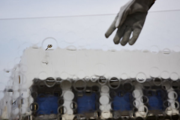 A twisted View, fenêtres vitrées qui changent notre vision du monde extérieur. Les motifs subtils dans le verre provoquent des effets de flou, de double vision, de brouillard…. Département Public Privé, projet d’études de Dane Vonk.    Photo : © Nicole Marnati, Design Academy Eindhoven