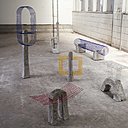 A gauche, éléments de construction et familles de meubles qui célèbrent l’invention du béton armé en rendant visible la partie métallique. Le métal a été inséré dans le béton selon un processus de coulage issu d’une longue expérimentation. Projet d’étude De Willem Van Hoof. A droite, Recycling Reject, blocs de construction fabriqués à partir de fibres recyclables issues de l’industrie du papier qui donne un matériau dur comme de la pierre. Département Public privé, projet d’étude de Timothy Teven.