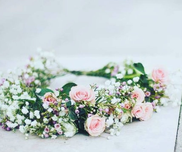 A faire en atelier un DIY d' une splendide couronne de fleurs.