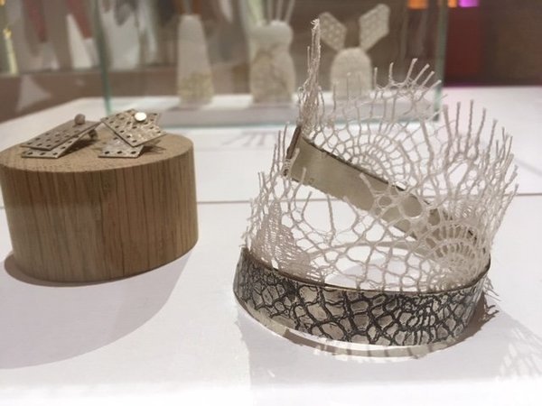 Bijoux de Félicie Colin "Calais et son empreinte" dentelle et impression sur métal.
