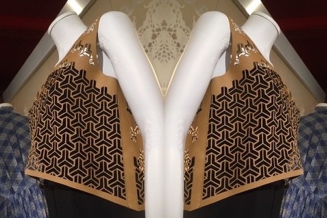 "Pastic graphic lace » de Chloé Lemaitre ou l'art d'utiliser la matière plastique.