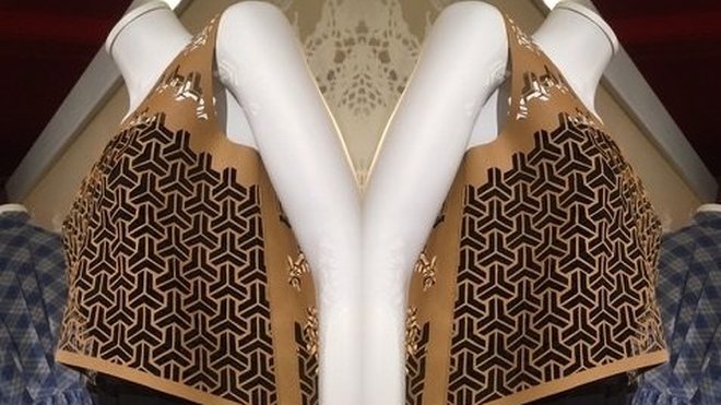 "Pastic graphic lace » de Chloé Lemaitre ou l'art d'utiliser la matière plastique.