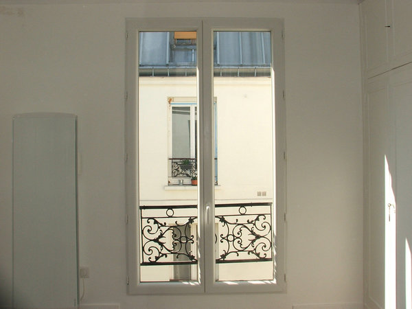 Avant la pose du store, la fenêtre de la chambre ne peut être obscurcie la nuit.