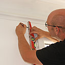 Etape 2 : Traçage de niveau des supports de fixation du store. Etape 2 : Traçage de niveau des supports de fixation du store.