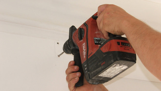 Etape 4 : A l’aide d’une perceuse à percussion, réaliser les trous de fixation du support.