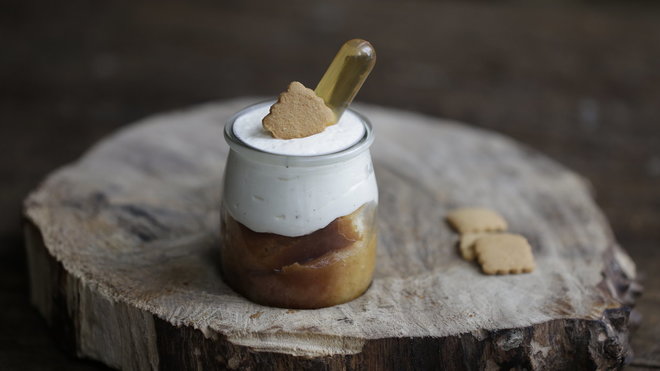 Dans son verre de cantine, le « Bobo au Rhum » de Benoit Castel est aromatisé avec des zestes d’orange et de citron, de cannelle, d’anis étoilée, de vanille de Madagascar et de poivre de Sancho.