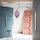 A gauche, applique China 02 (H 62 x L 25 x P 41,5 cm) avec diffuseur en verre blanc émail (H 27 x L 25 cm). A droite, d’inspiration art nouveau et style floral pour l’applique China 07 (H 120 x L 32 x P 113,5 cm) avec diffuseur en verre décliné en 6 couleurs (H 19 x L 32 cm) et le modèle China 10 (H 134 x L 25,2 x P 113,5 cm) avec diffuseur en verre décliné en 6 couleurs (H 35 x L 25,2 cm).