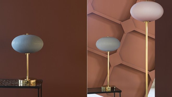 A gauche, lampe de table China 07 (H 50 ou 70 x L 32 cm) avec diffuseur en verre coloré décliné en 6 teintes (H 19 x L 32 cm). A droite, lampadaire China 07 (H 140, 150 ou 160 x L 32 cm) avec diffuseur en verre décliné en 6 teintes (H 19 x L 32 cm).