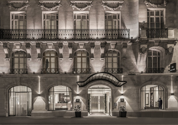 Photo historique de l’immeuble haussmannien de l’Hôtel Cayré dans les années 1920.