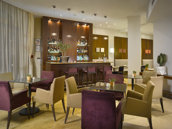 Le Bar, un sympathique endroit pour venir se détendre avec la folle course dans les Musées parisiens.