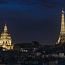 Une vue imprenable sur les Invalides et la Tour Eiffel vue de nuit d’une des chambres.