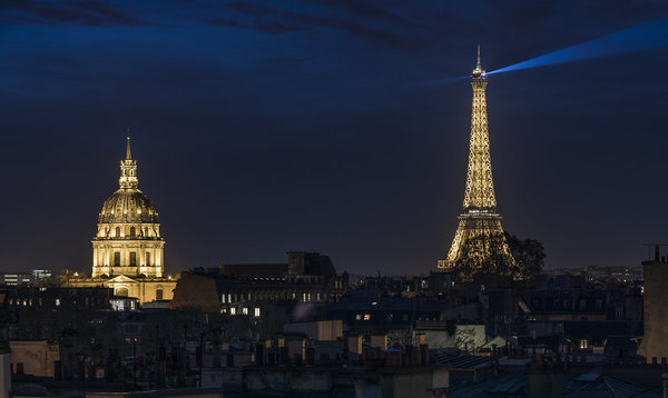 Une vue imprenable sur les Invalides et la Tour Eiffel vue de nuit d’une des chambres.