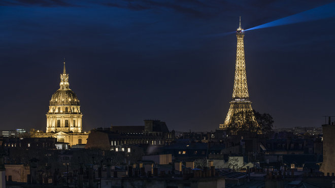 Une vue imprenable sur les Invalides et la Tour Eiffel vue de nuit d’une des chambres.