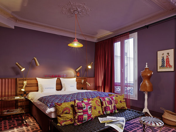 Avec un mobilier, et des luminaires, au cahier des charges, identique pour chaque chambre, la déco et les couleurs électriques font toute la particularité de cet hôtel décontracté.