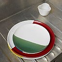 Dans le cadre de l’Appartement 50, exposition à La Cité Radieuse de Marseille, à gauche, projet d’assiettes en arts de la table Polychromie de Leila Chouikh et, à droite, cadran solaire Radieux d’Ahmed Bedair, pour l’ECAL.