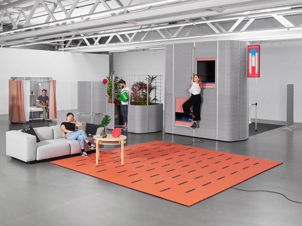 Workbays Village, projet résultant d’un workshop dirigé par Camille Blin et Erwan Bouroullec, les étudiants en 2ème année Master Design Produit de l’ECAL présentant des systèmes d’agencement de bureau Workbays imaginés par Ronan et Erwan Bouroullec par Vitra.