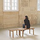 Projet Sit Down Pablo ! au musée Pablo Picasso de Paris, banc Tie d’Isabelle Baudras, produit par Tectona et faisant partie d’un groupe de neuf étudiants de l’ECAL qui a mené une étude sur les assises dans une cinquantaine de musées en Europe.