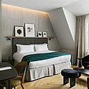 Au dernier étage, L’Atelier est un espace en soupente, meublé comme une suite.