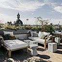 Le rooftop est aménagé comme un salon d’extérieur.