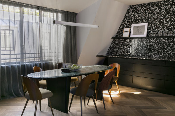 Le Penthouse offre une salle à manger entièrement meublée comme dans un appartement parisien.