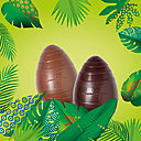 Moulages en chocolat noir et au lait garnis de fritures et petits œufs pralinés.