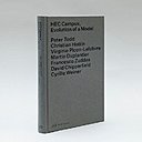 Enrichi d’images historiques, le livre de Christian Hottin explique clairement comment, à partir de 1958, HEC choisit de sortir du périmètre de Paris intramuros à la recherche d’une possibilité d’enseignement plus en phase avec les formes d’apprentissage modernes.