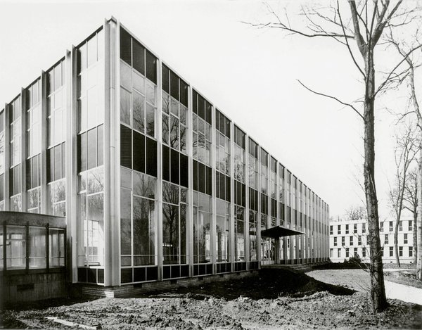 La mise à jour de ce modèle moderniste imaginé dans les années 1960 nécessite avant tout de retrouver la force de son identité originelle. Car les ingrédients initiaux sont aussi le creuset d'une architecture évolutive et réappropriable.