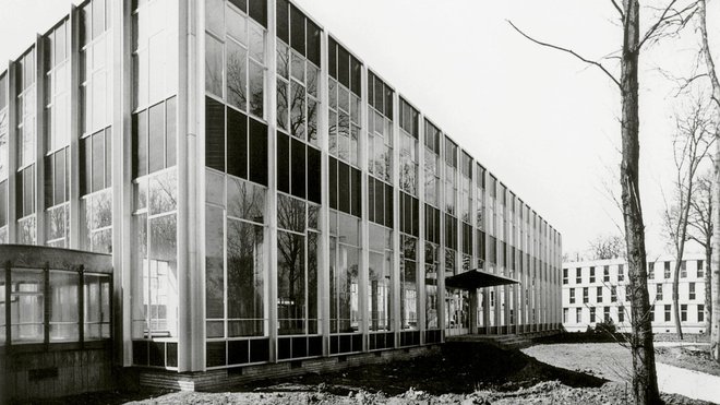 La mise à jour de ce modèle moderniste imaginé dans les années 1960 nécessite avant tout de retrouver la force de son identité originelle. Car les ingrédients initiaux sont aussi le creuset d'une architecture évolutive et réappropriable.