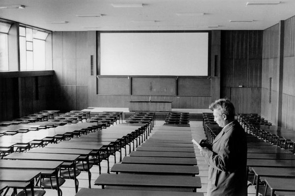 Les amphithéâtres des année 1960 sont remplacés par de nouveaux auditoriums hyper confortables avec un accent particulier autour de l’acoustique.