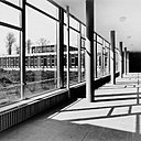 Inspirées par Le Corbusier, les zones de rencontres sous les pilotis soutiennent des logements des étudiants.