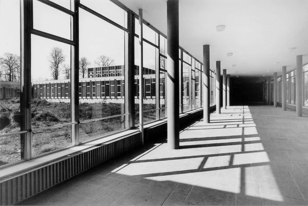 Inspirées par Le Corbusier, les zones de rencontres sous les pilotis soutiennent des logements des étudiants.