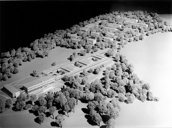 Le campus HEC est un porte-avion ancré dans le territoire francilien : accueillant une population internationale et largement connectée, sa distance par rapport à la ville rend ce "campus habité" tout à fait particulier.