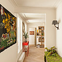 L’entrée qui ouvre une perspective sur le salon, une tapisserie de Jean Lurçat et une console végétale en mousse, Emilio Robba.