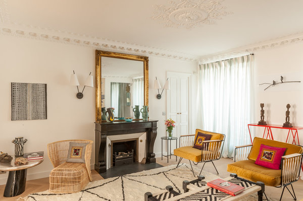 Touches de rotin et tressage pour un esprit années 1940 revisité, dans le salon.