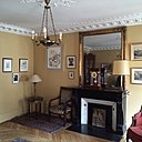 Avant : le salon d’origine et son décor désuet.