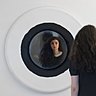 Miroir Blanc Cassé composé d’un simple disque en acier inoxydable peint et poncé mécaniquement pour atteindre un rendu miroir et donner sa fonction à l’objet. Diamètre : 120 cm. Création Damien Gernay, 2014.