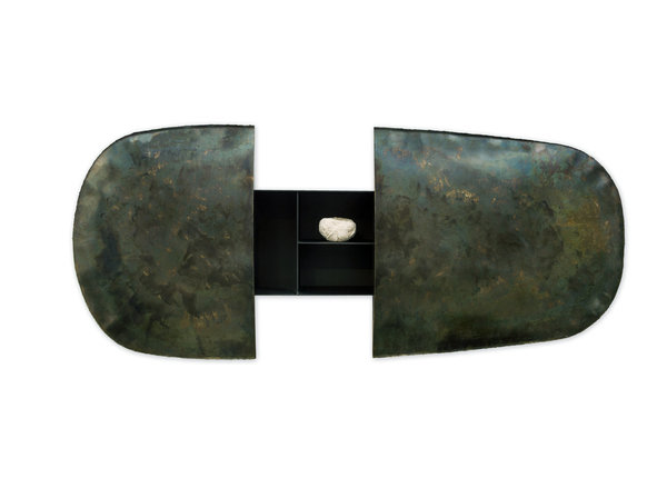 Cabinet mural Froissé en aluminium et acier oxydé. L 172 x H 91 x P 33 cm. Création Damien Gernay pour la galerie Gosserez.