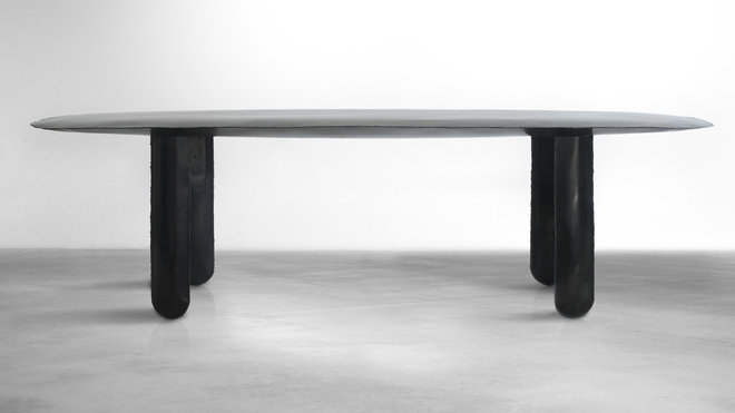 Table Froissé en acier noirci et patiné. L 253 x H 75 x P 95 cm. Création Damien Gernay pour la galerie Gosserez.