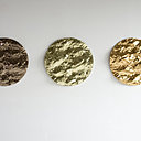 Miroir Ocean Sunset, verre thermoformé recouvert de feuille d’or (coloris rouge, vert ou champagne). Diamètre : 90 cm.