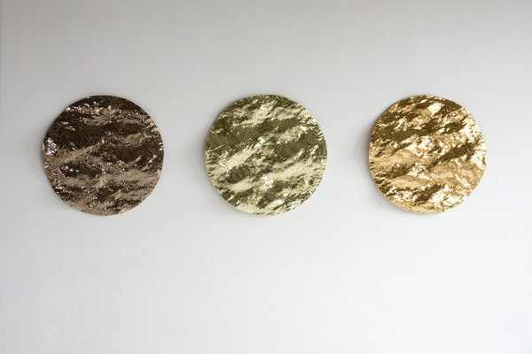 Miroir Ocean Sunset, verre thermoformé recouvert de feuille d’or (coloris rouge, vert ou champagne). Diamètre : 90 cm.