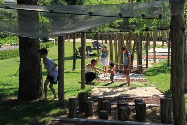 Parcours ludique pour vos 5 sens et plus particulièrement celui du toucher. Les visiteurs sont ici conviés à marcher pieds nus sur une vingtaine de matériaux organiques ou minéraux.