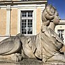 Somptueux et élégant sphinx en pierre à l'entrée du Château Colbert  représentant Madame de Pompadour.