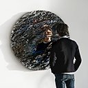 Glaz, miroir en verre argenté thermoformé évoquant la surface liquide et translucide de la mer. Diamètre : 110 cm. Création Damien Gernay, 2018. Cette pièce unique a été réalisée avec la collaboration d’un des plus grands verriers au monde, Matteo Gonet. Il fabrique notamment les œuvres de Jean-Michel Othoniel.